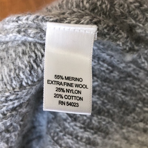 BANANA REPUBLIC CABLE KNIT SWEATER! (Size Large) - Picture 4 of 5